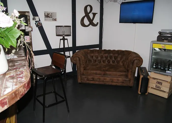 מלון Bed & Bar No.8 - Adults Only 2*