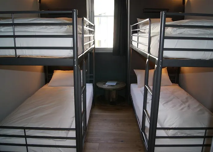 מלון Bed & Bar No.8 - Adults Only 2*